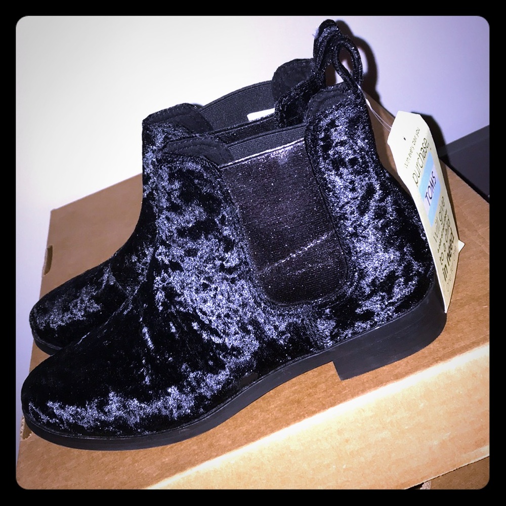 Beautiful Toms velvet booties